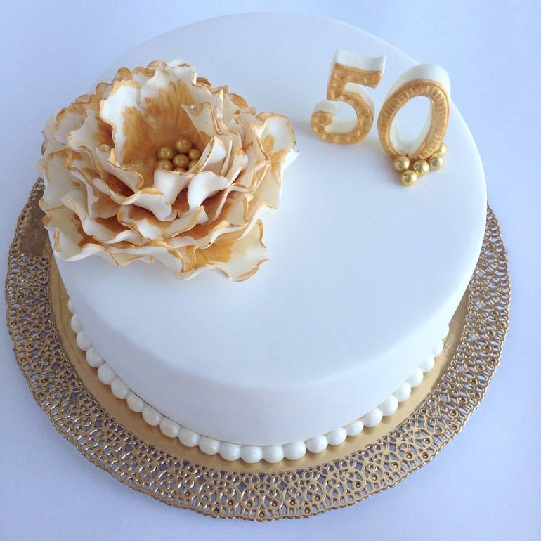Торт с золотом свадебный кремовый. торт на золотую свадьбу: как оформить самому и секреты от кулинаров
