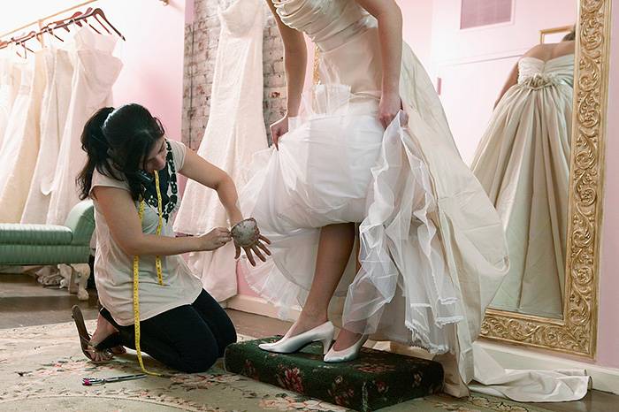 Покрасовались и хватит – пора испортить свадебное платье