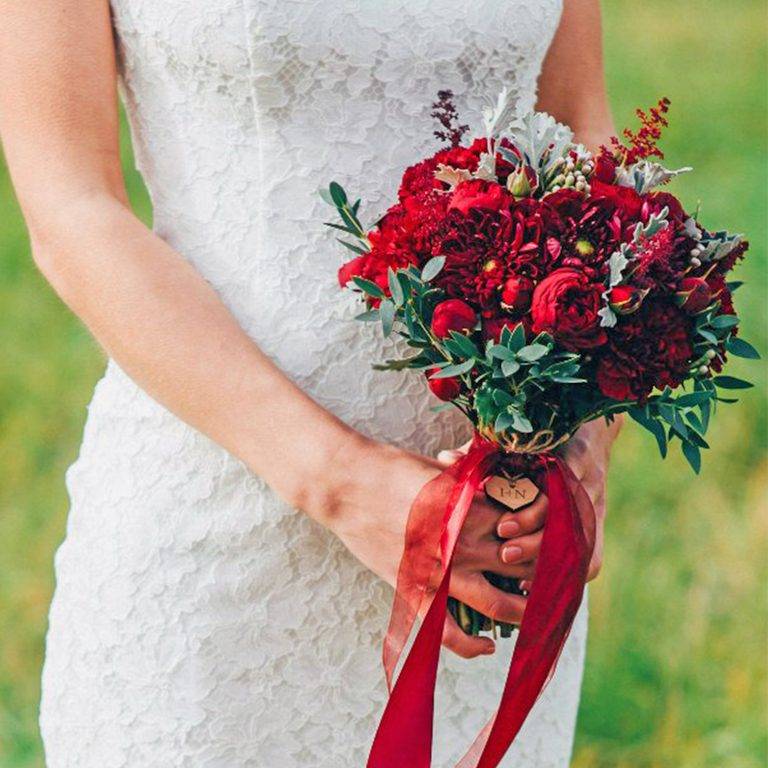 Букет невесты из красных роз  — классика всегда в моде