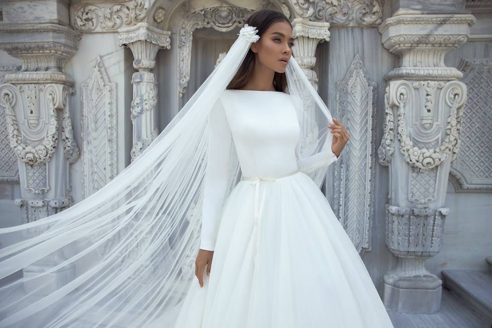 Вырезы, спинки, рукава: самые горячие тренды свадебной моды 2020