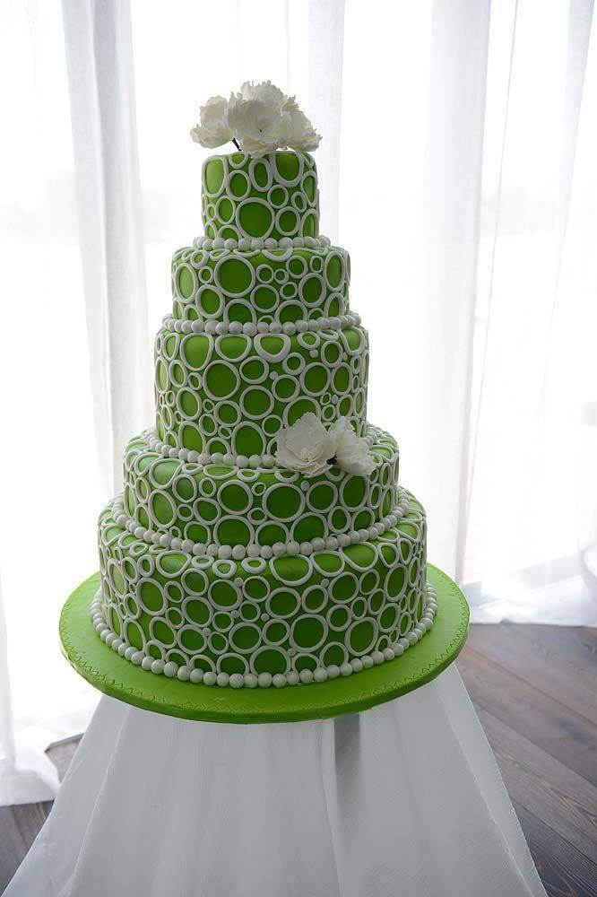 Свежесть и натуральность – свадебный торт в зеленом цвете с белыми тонами