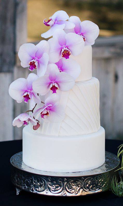 Свадебный торт с орхидеями: синий двухъярусный из мастики – фото