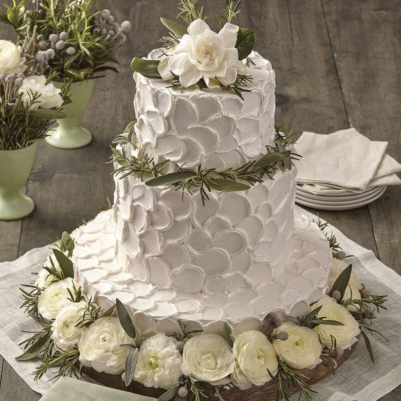 Как украсить свадебный торт с помощью  живых цветов