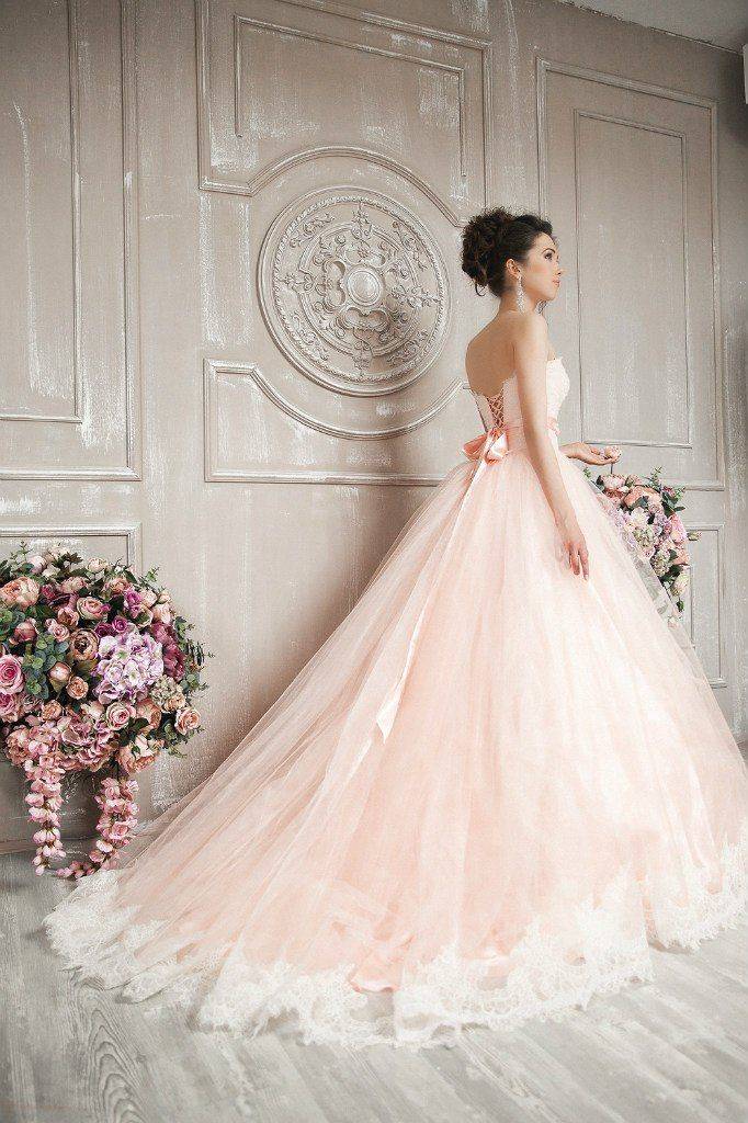 Пудровое свадебное платье, разнообразие фасонов и моделей