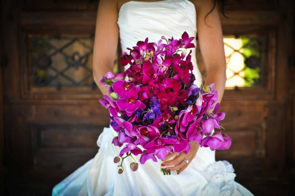 Как составить свадебный букет к синему платью невесты