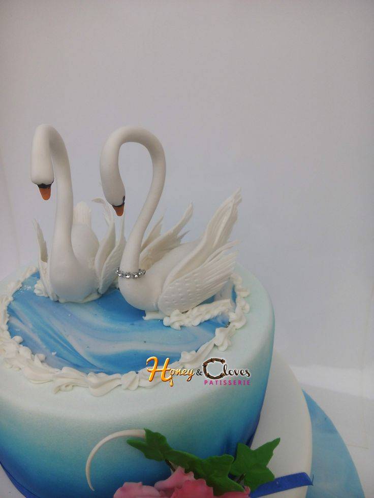 Сладкий символ преданности – свадебный торт с лебедями: как сделать птиц