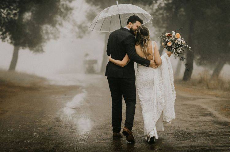 Как провести свадебную фотосессию под дождем: оригинальные идеи