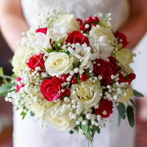 Бело красный свадебный букет