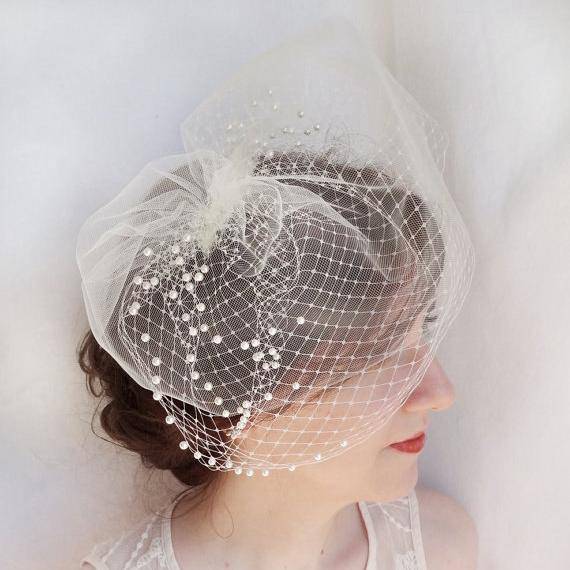Свадебные шляпки с вуалью и без: как выбрать под платье, что такое вуалетка, таблетка и цилиндр, какую сделать прическу невесте под шляпу, примеры с фото