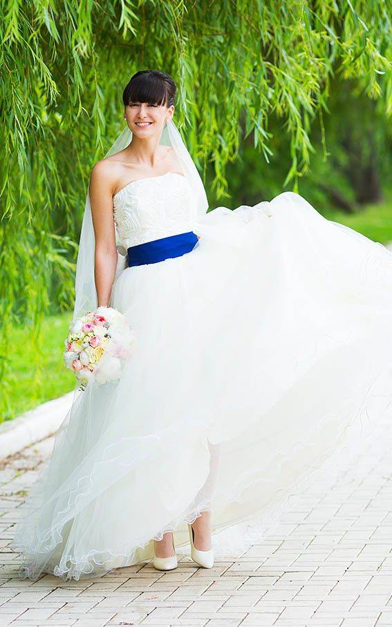 Платье для невесты синего цвета: кому подойдет, сочетание с другими оттенками
