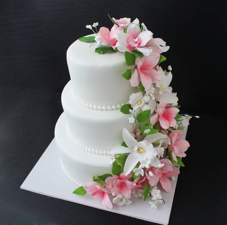 Свадебные торты с живыми цветами: чем и как украсить?