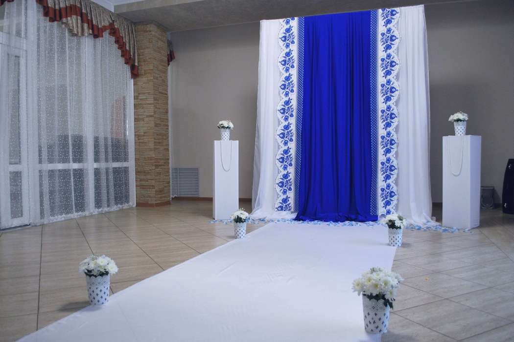 Свадьба в сине-белых цветах: идеи оформления зала, кортежа, аксессуаров, дресс-код и подбор нарядов для невесты и жениха, флористика и свадебный торт