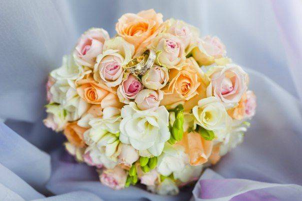 Букет невесты из пионовидных роз: сочетание цветов, оформление, фото