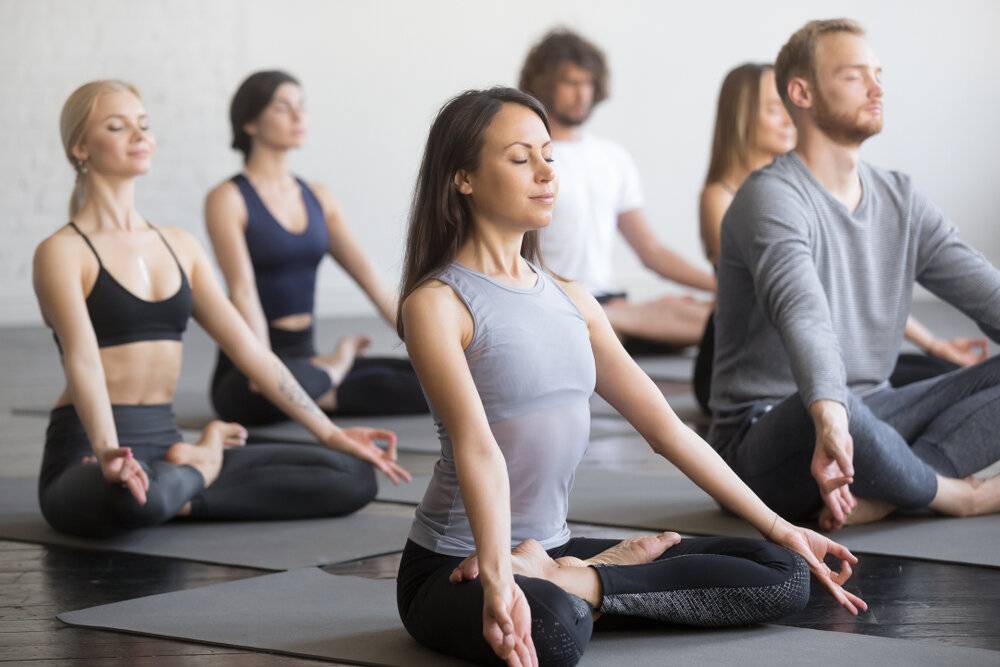 Утренняя йога для начинающих - комплекс упражнений на каждый день | студия йоги чакра