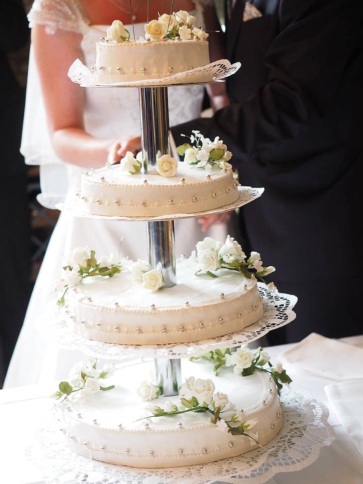 Торт на трехъярусной подставке на свадьбу фото