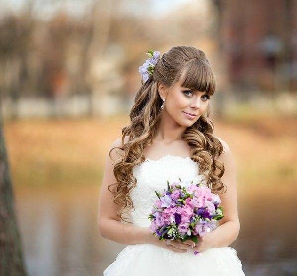 Свадебные прически на средние волосы: красивые варианты с фото - с челкой, фатой, распущенные локоны без челки, с диадемой и цветами, кудри на бок, с косой без фаты