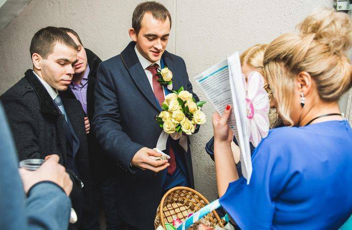 Выкуп невесты на лестнице: советы жениху