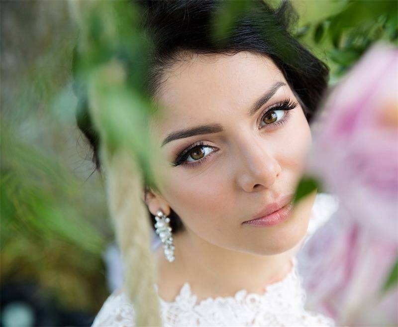На заметку невестам: как правильно выбрать свадебный  макияж для  карих глаз? фото и советы