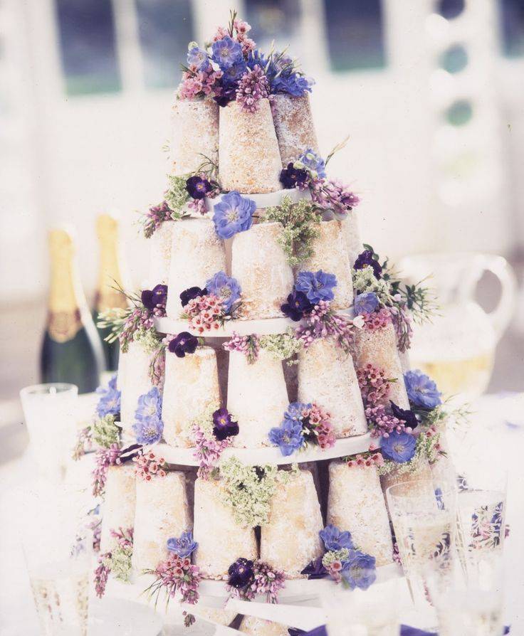 Эффектный и романтичный свадебный торт – фиолетовый натюрморт: фото примеров