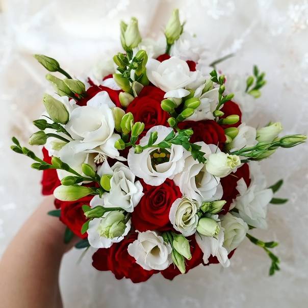 Яркий букет на свадьбу из кустовых роз своими руками
