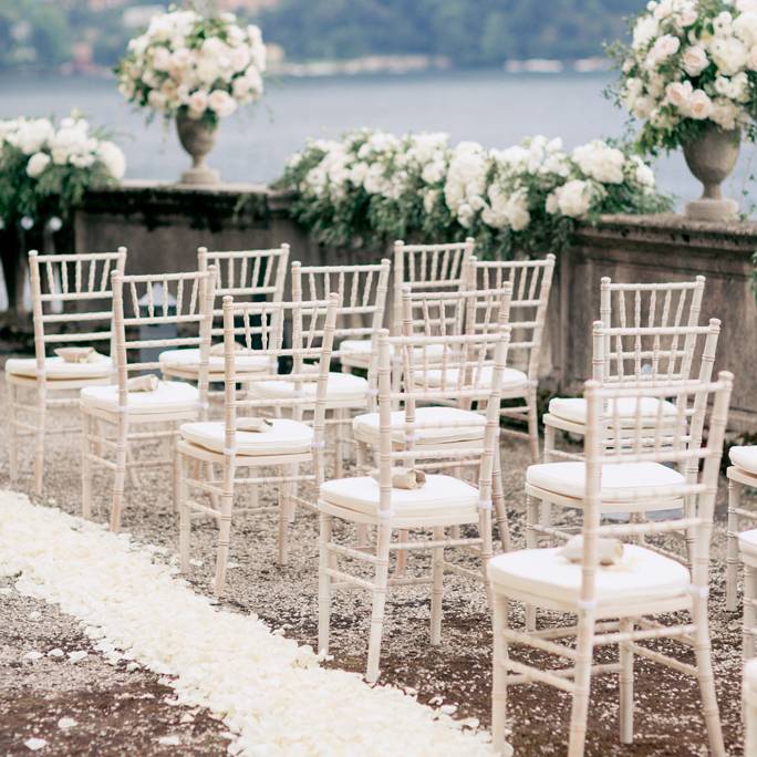 Украшение зала на свадьбу: красивое оформление стульев