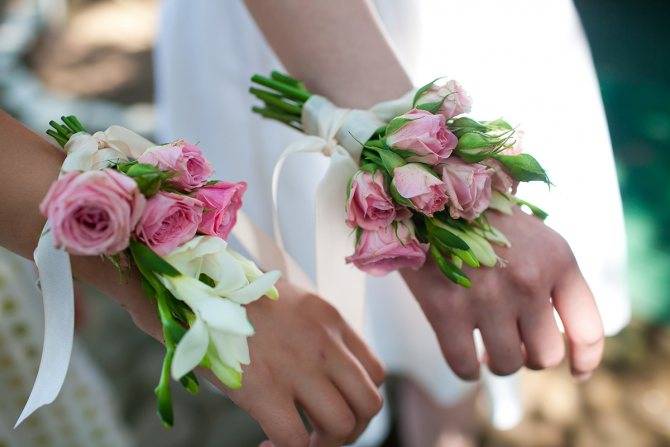 Оригинальные бутоньерки на руку для подружек невесты