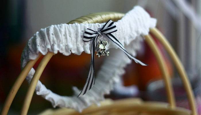 Подвязка для невесты: фото, полезные советы и мастер класс, как сделать ее своими руками