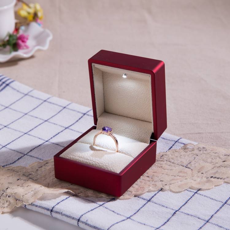 На чем подают кольца в загсе: шкатулка или подушечка для колец на свадьбу