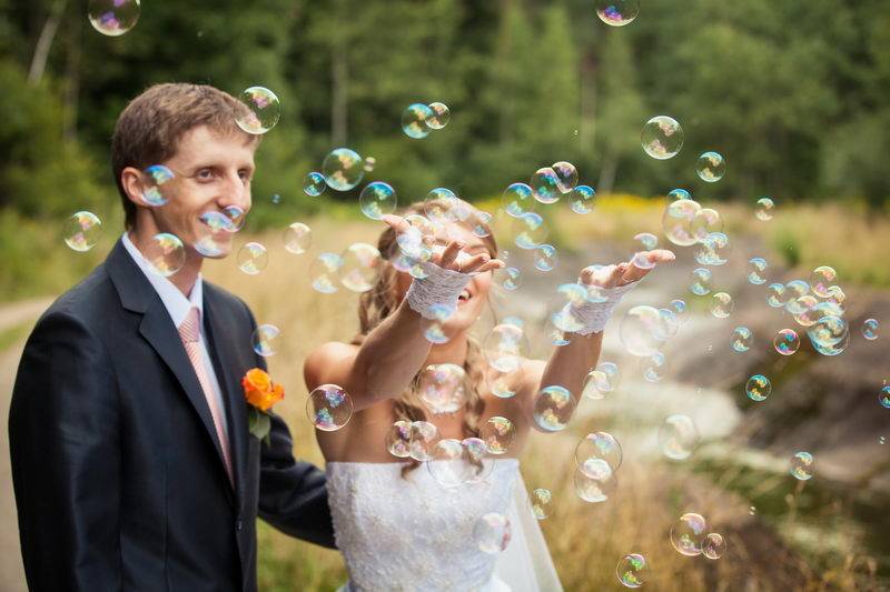 Идеи для свадебной фотосессии летом [2019] – советы по декору & выбор места