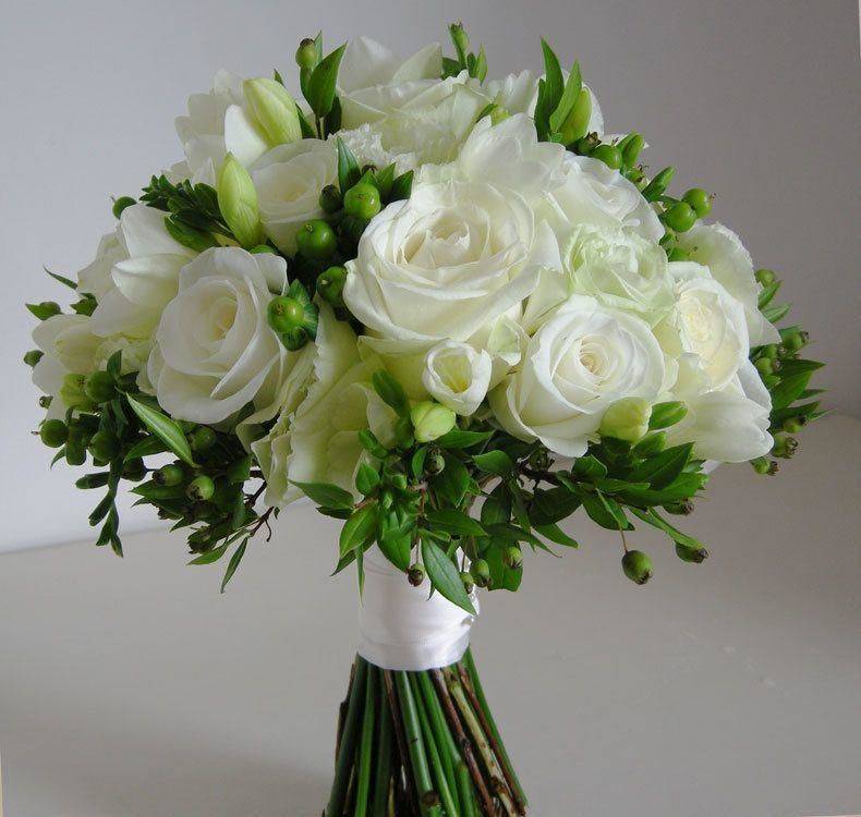 Белые свадебные букеты – монобукеты и цветочные композиции