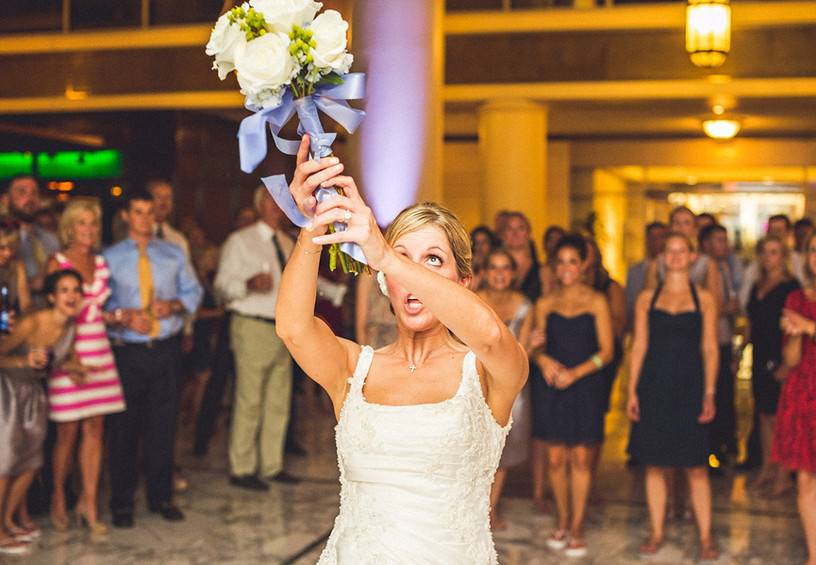 Поймала букет невесты на свадьбе: приметы, что с ним делать
