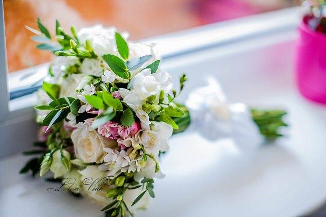 Свадебный букет невесты из роз, фрезий и эустомы — фото красивых букетов