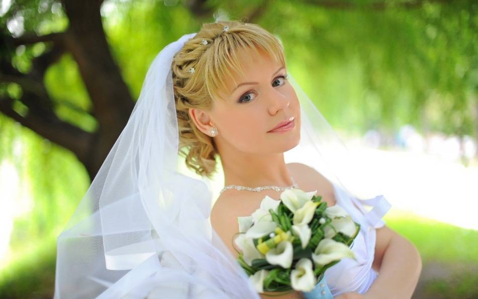 Без длины не виноватые: красивые свадебные прически на короткие волосы с челкой, цветами и фатой