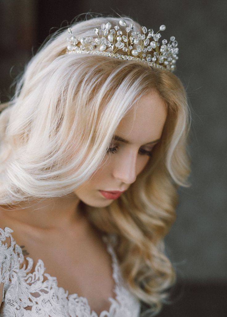 Королевский образ – свадебные прически с короной на средние, длинные и короткие волосы