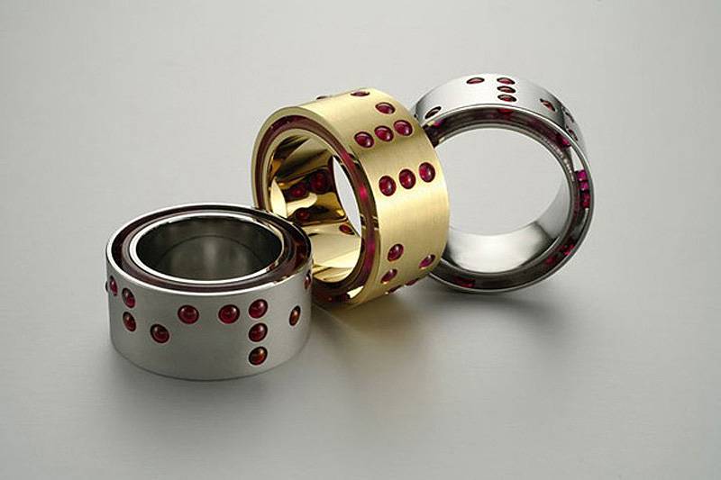 Кольца для венчания: какие нужны для таинства в церкви, из каких материалов должны быть изготовлены, как выбрать серебряные или золотые обручальные кольца (с фото)