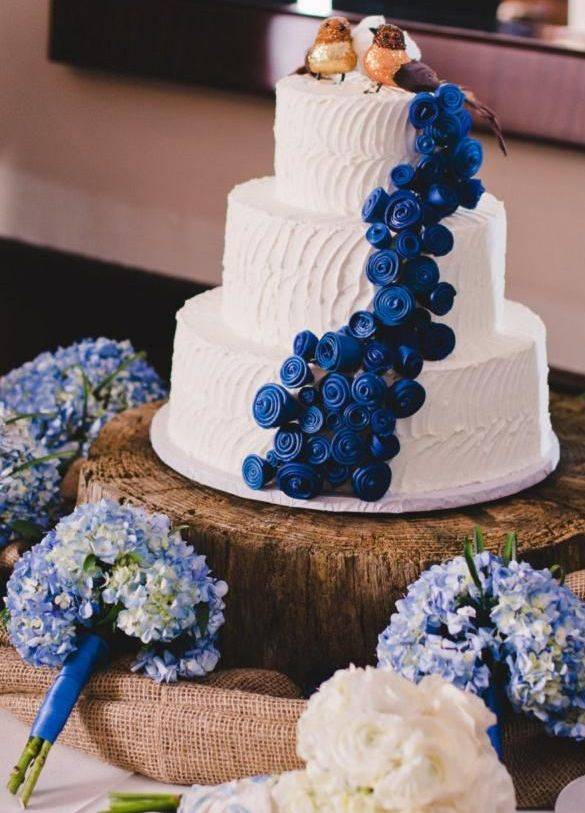 Будоражащий воображение свадебный торт в синем цвете без мастики и с ее использованием