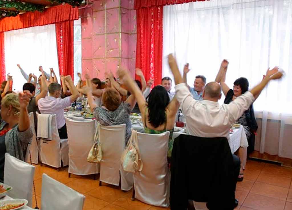 Конкурсы на свадьбу для гостей: прикольные, новые и интересные игры и развлечения для разного возраста, за столом и нет, на знакомство и на шуточные призы