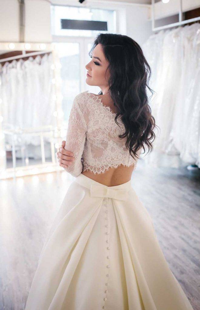 Платье кроп-топ: смелый тренд в мире свадебной моды