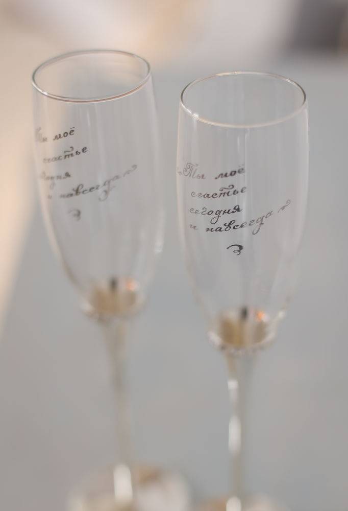 Именная гравировка на свадебных бокалах – виды и примеры текстов