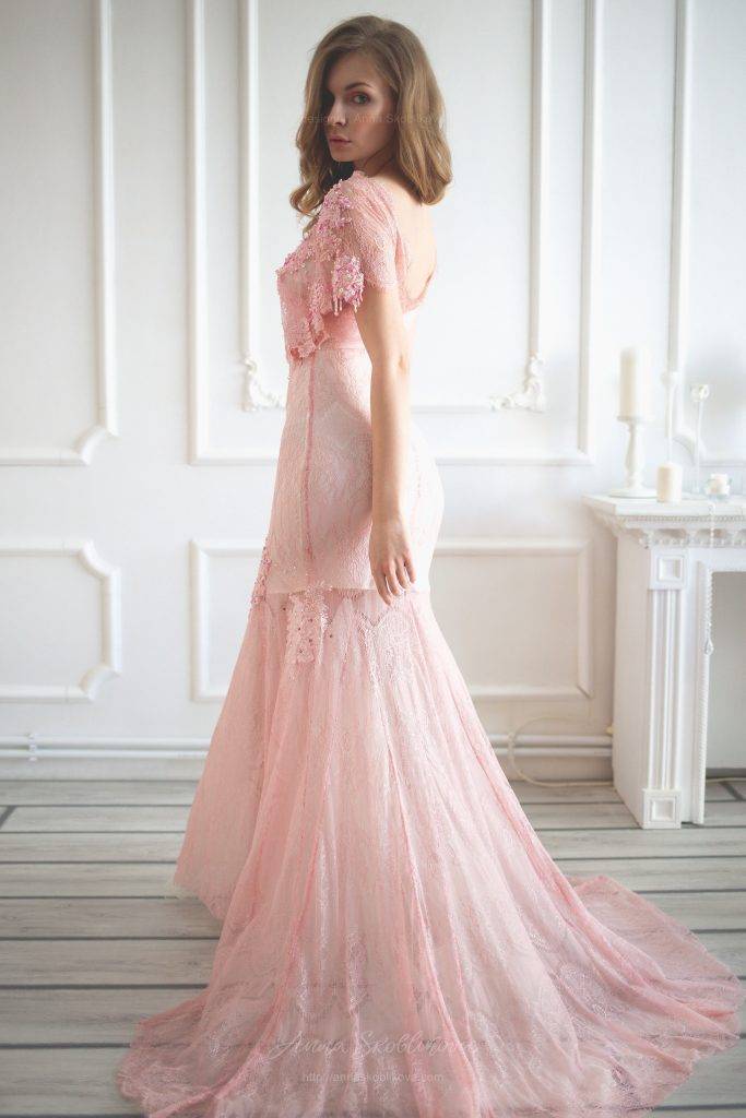 Розовое платье (78 фото): вечерни или свадебные модели, повседневные или на выпускной, фасоны в деловом стиле, с чем носить, туфли, аксессуары, макияж
