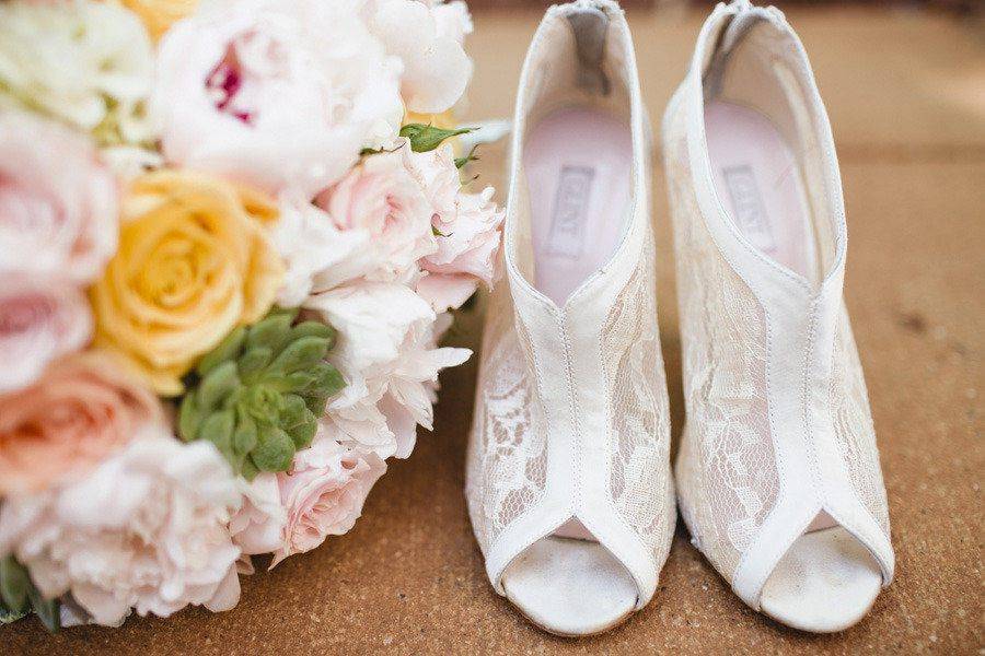 Свадебные туфли на низком каблуке - кому подойдут