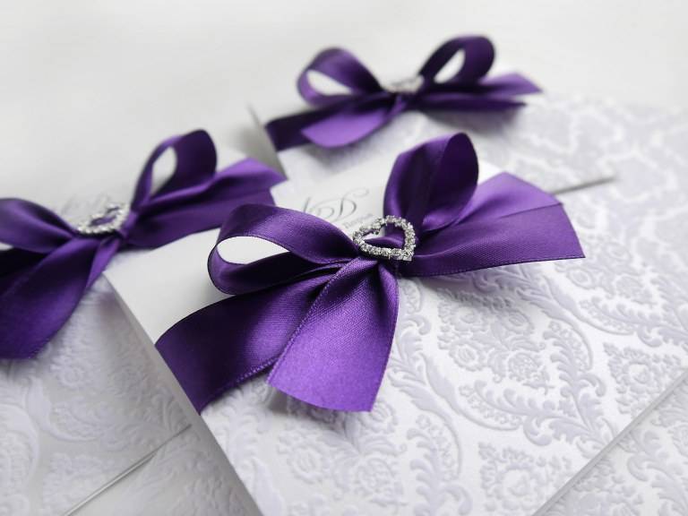 Пригласительные на свадьбу в фиолетовом цвете – идеи для вдохновения