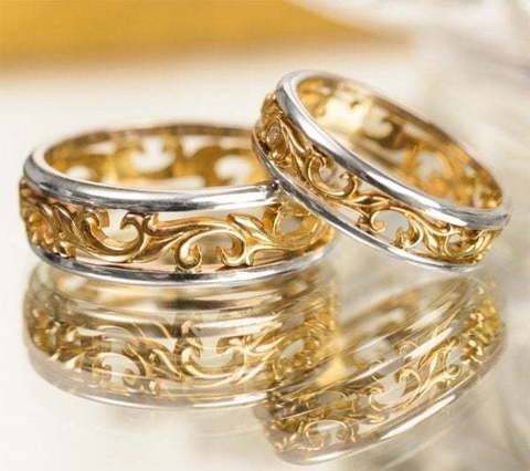 Оригинальные обручальные кольца из красного золота с различными вставками