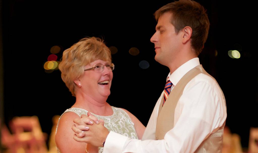 Совместный танец мамы и сына на свадьбе: выбор музыки и пример на видео