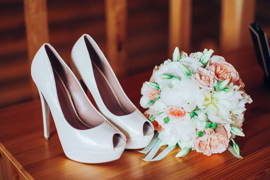Белые свадебные туфли – фото