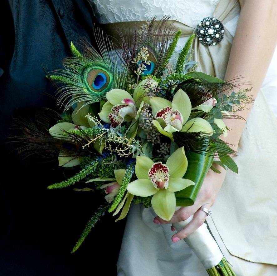 Свадебный букет с павлиньими перьями