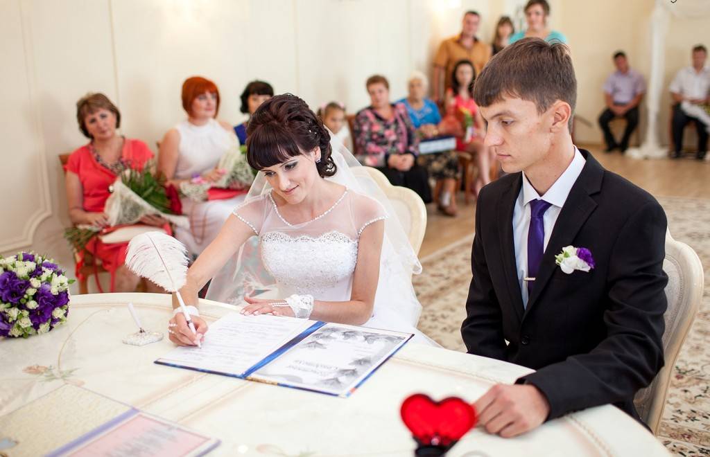 Как происходит и чем отличается регистрация брака без торжественной церемонии от торжественной росписи?