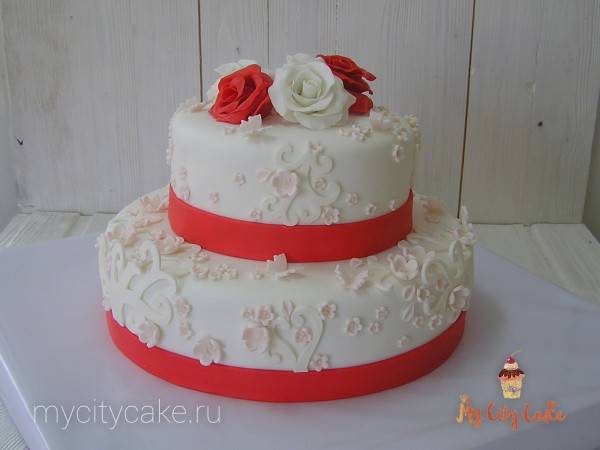 Как выбрать самый красивый свадебный торт с розами: синими и красными