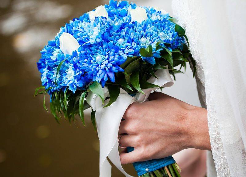 Голубой букет невесты: символика цвета, идеи с фото по составлению свадебной композиции в нежно-голубых тонах с полевыми цветами, бело-голубыми розами, пионами