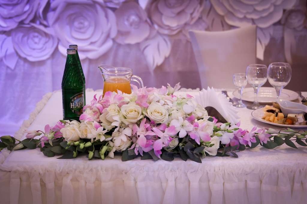 Букет невесты из орхидей и пионов: белых, синих и розовых